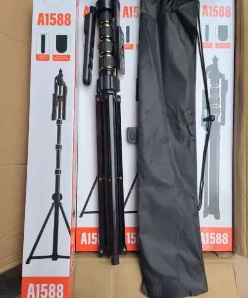 A1588 7FT GOLD & BLACK TRIPOD